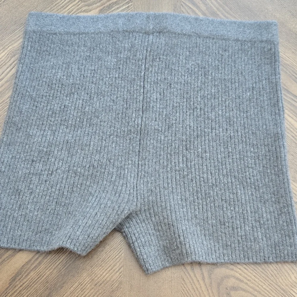 Alo Yoga Cashmere Ribbed Staycation Short NWOT in cozy grey heather sz SMALL - Picture 4 of 4